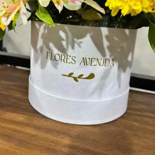 Caja pote con flores de estacion y rosas amarillas 